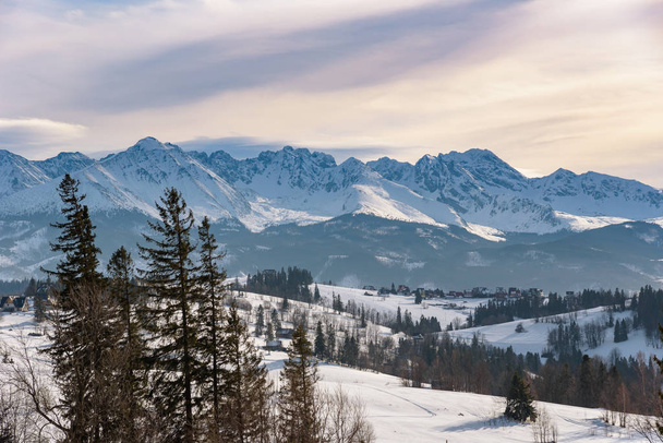 Winter landscape of High Tatra Mountains on the Polish-Slovak border - Foto, imagen
