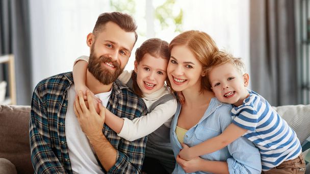 glückliche Familienmutter Vater und Kinder zu Hause auf der Couch - Foto, Bild