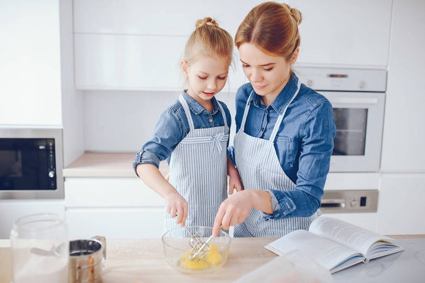 mother with daughter in the kitchen - Foto, afbeelding
