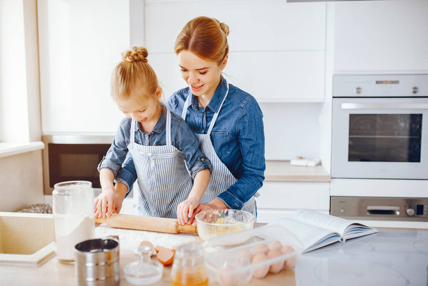 mãe com filha na cozinha
 - Foto, Imagem
