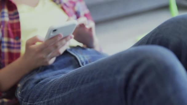 Молодая женщина лежит на полу после уборки и пользуется телефоном
 - Кадры, видео