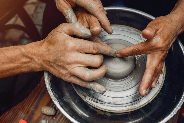 Nonna con nipoti fanno brocche in ceramica
 - Foto, immagini
