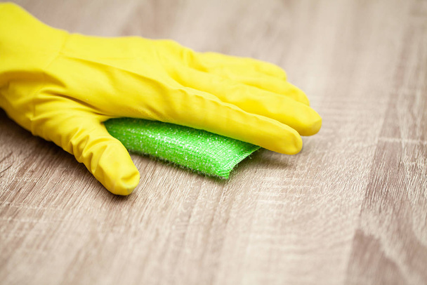 Κοντινό καθάρισμα σφουγγάρι χειρός εργαζόμενου - Φωτογραφία, εικόνα