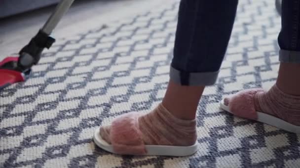 Jeune femme utilisant un aspirateur pour nettoyer le tapis
 - Séquence, vidéo