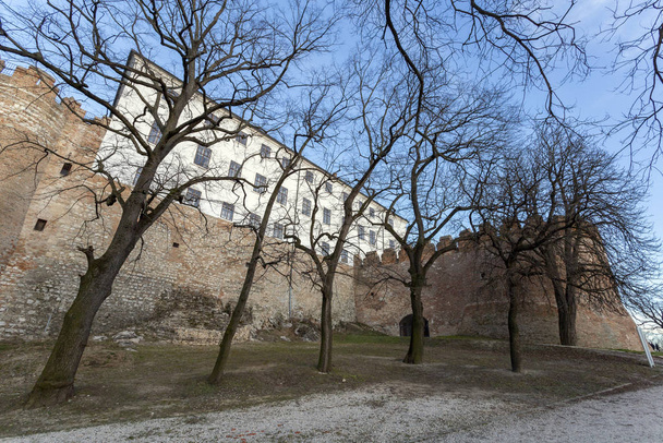 Średniowieczny zamek Siklos w słoneczny zimowy dzień. - Zdjęcie, obraz