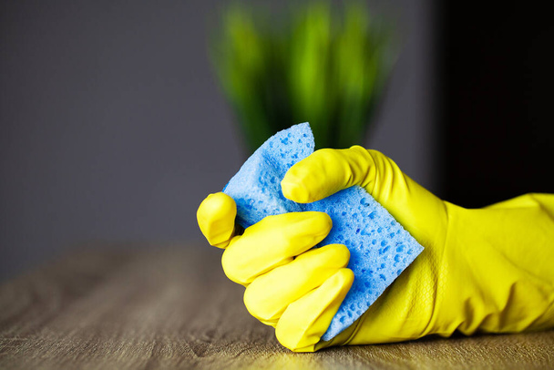 Zbliżenie firmy sprzątającej Pracownik trzymający gąbkę - Zdjęcie, obraz