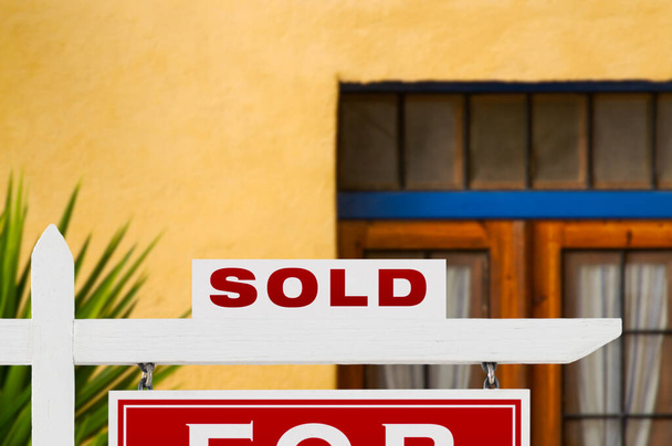 Sold Home For Sale Real Estate Sign and House. - Foto, Imagem