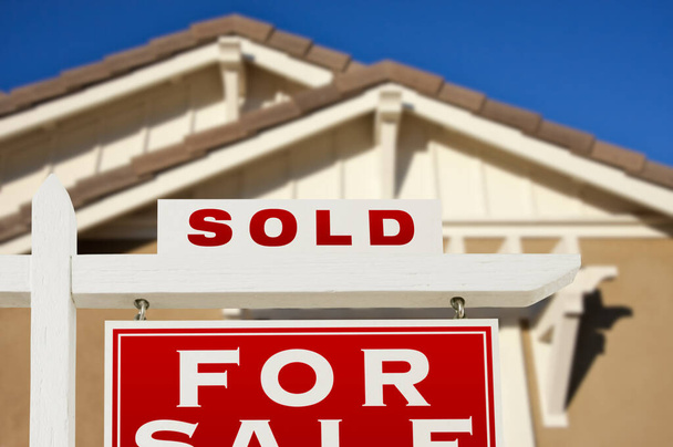 Se vende casa en venta Real Estate Sign and House
. - Foto, Imagen