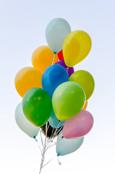 Arka planda izole edilmiş renkli helyum balonları - Fotoğraf, Görsel