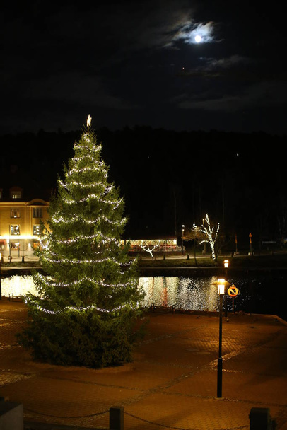Marenplan 'da Noel ağacı, İsveç' in Sodertalje kasabasında bir plaza.. - Fotoğraf, Görsel