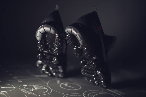 Única vista detallada de los zapatos deportivos Off-White x Nike Air Vapormax, zapatillas de deporte, entrenadores disparados sobre fondo abstracto oscuro. Concepto de deporte y calzado casual. Krasnoyarsk, Rusia - 26 de diciembre de 2017
 - Foto, imagen