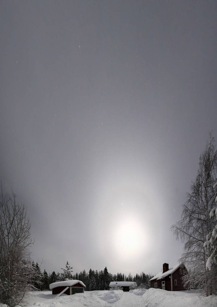 Neobvyklý vertikální panoramatický záběr švédského dřevěného domu v mlhavé noci. - Fotografie, Obrázek
