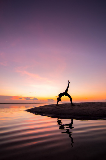 sylwetka kobiety z jogi narażenia - Zdjęcie, obraz