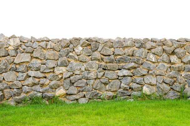 valla superficie de la pared de piedra real con cemento en el campo de hierba verde
 - Foto, Imagen