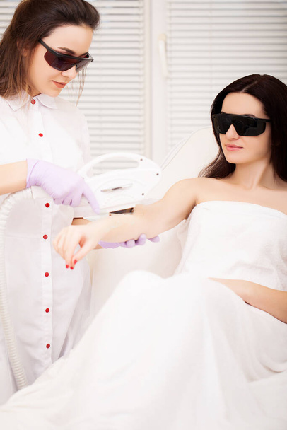 Dorosła kobieta o depilacji laserowej w profesjonalnym salonie kosmetycznym - Zdjęcie, obraz