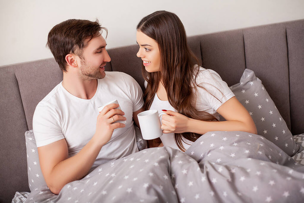 Felice sensuale giovane coppia sdraiata a letto insieme
 - Foto, immagini