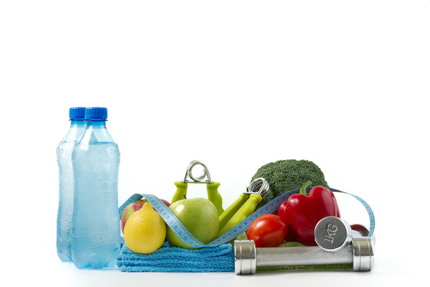 Mancuerna Fitness con verduras y frutas sobre un fondo blanco
. - Foto, Imagen
