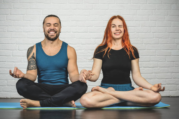 Couple enjoy yoga - Foto, afbeelding