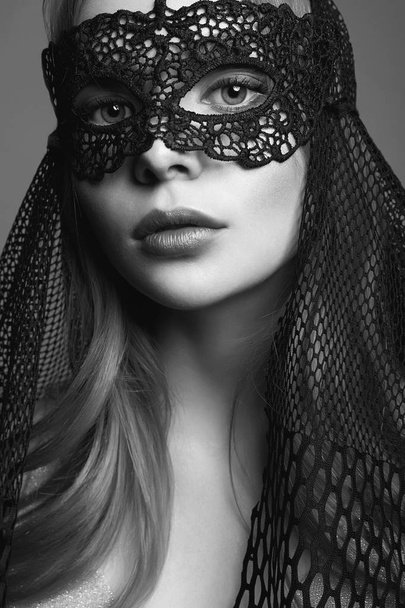 Mulher bonita em máscara. Retrato preto e branco. Menina sexy em máscara. Beleza & Moda
 - Foto, Imagem