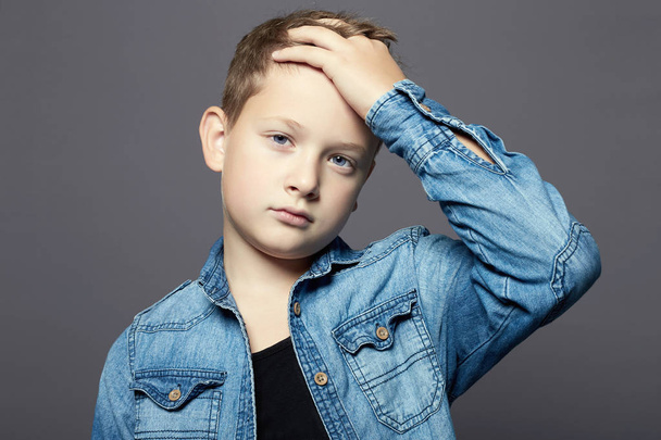 Porträt eines Kindes. schöner kleiner Junge in Jeans. 10 Jahre altes Kind - Foto, Bild