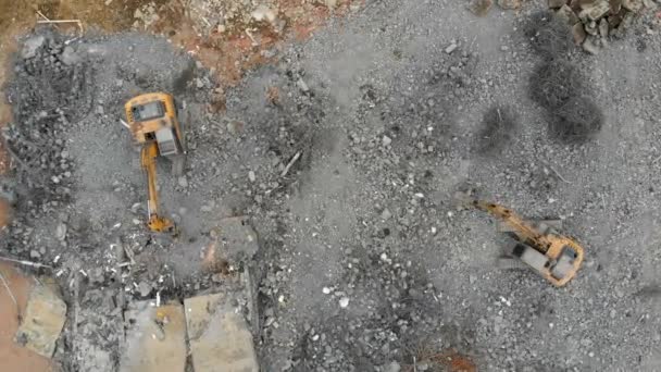 Vista aérea de arriba hacia abajo de un sitio de demolición con dos excavadoras
 - Metraje, vídeo