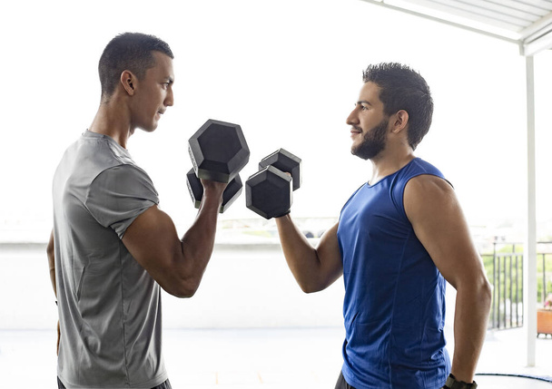 Herausforderung für Männer mit Gewichten im Fitnessstudio - Foto, Bild