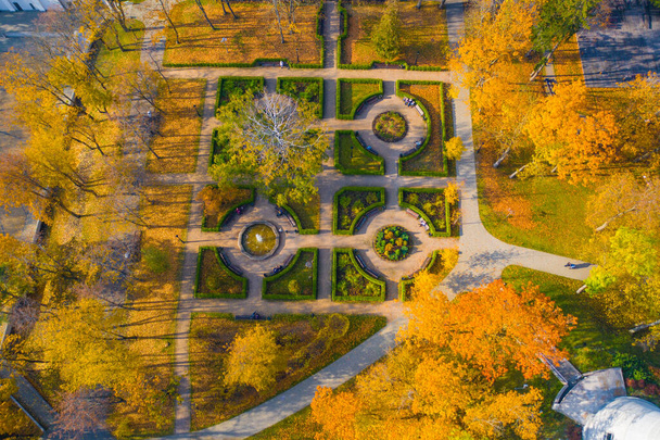 Letecký pohled fotografie z létání drone Kulturního paláce "Ziemelblazma" s francouzským stylu zahrady / parku kolem na krásný slunečný podzimní den to v Rize, Vecmilgravis, Lotyšsko - Fotografie, Obrázek