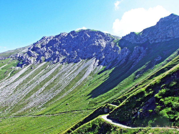 Вигляд мальовничих вершин Ліхтенштейнських Альп на гірський масив з долини Нафталь - Стег (Ліхтенштейн). - Фото, зображення