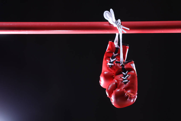 Guantes de boxeo rojos en el ring
 - Foto, Imagen