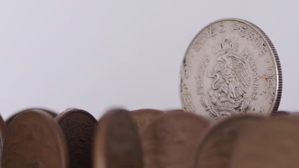 Moneda mexicana antigua con Miguel Hidalgo, girando sobre otras monedas antiguas, en enfoque selectivo
 - Metraje, vídeo