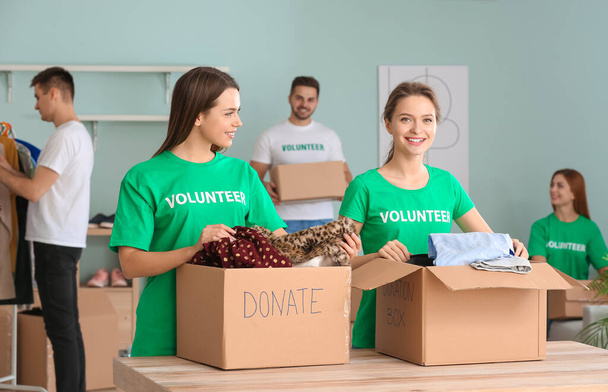 Добровольцы с пожертвованиями для бедных людей в помещении
 - Фото, изображение
