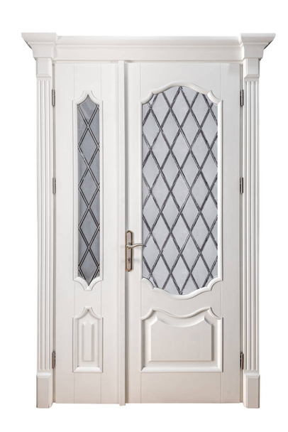 Bílé klasické dřevěné dveře izolované na bílém pozadí. Dveře jsou zdobeny klasickými prvky. - Fotografie, Obrázek