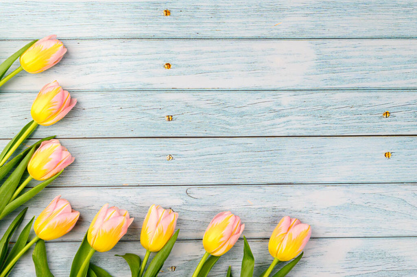 Spring background. Colorful blooming tulips on a wooden background. Copy space - Foto, Imagem