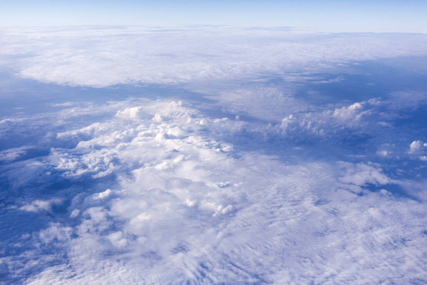pohled z letadla za letu, mraky na obloze - Fotografie, Obrázek