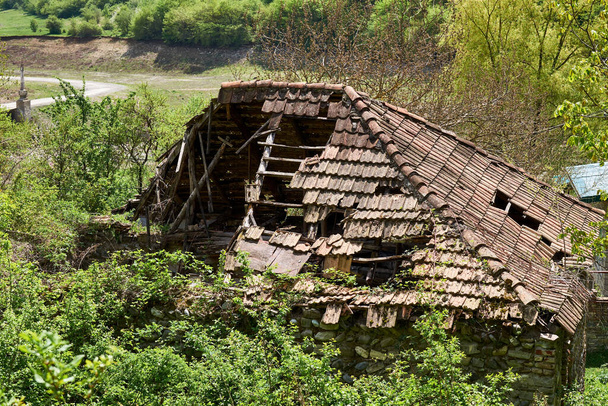 Antigua casa arruinada.Ruinas de una antigua casa de estilo georgiano
 - Foto, Imagen