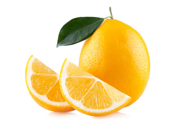 Спелый лимон с листьями и ломтиками изолирован на белом фоне
 - Фото, изображение