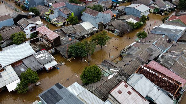 空中ポフビュー洪水の描写。ベカシで大規模な自然災害が発生した後の荒廃-インドネシア - 写真・画像