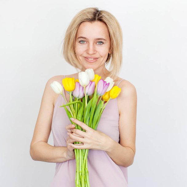 Kadın 35 yaşında bir buket çiçek ile - Fotoğraf, Görsel