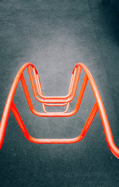 Metalen trap, rode trap in de speeltuin - Foto, afbeelding