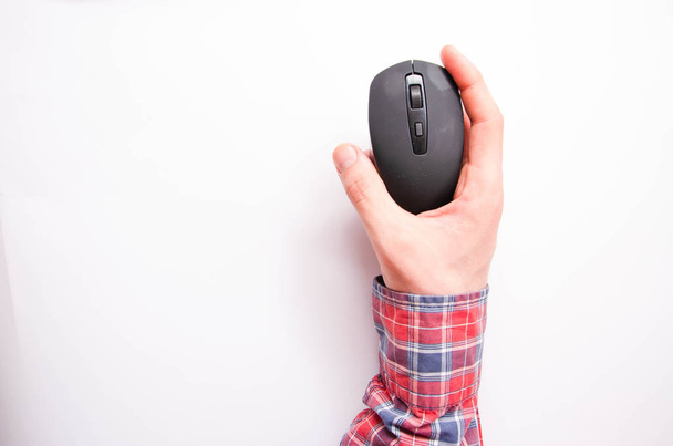 Беспроводной, Bluetooth черная мышь в мужской руке на белом фоне. Рука боком, прямо, рука на верху. Под разными углами. Беспроводная компьютерная мышь на белом фоне в макроскопическом пространстве
 - Фото, изображение