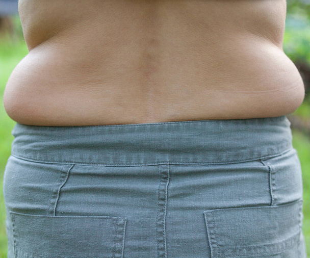 Mujer gorda. Sobrepeso. Exceso de grasa en la cintura
. - Foto, Imagen