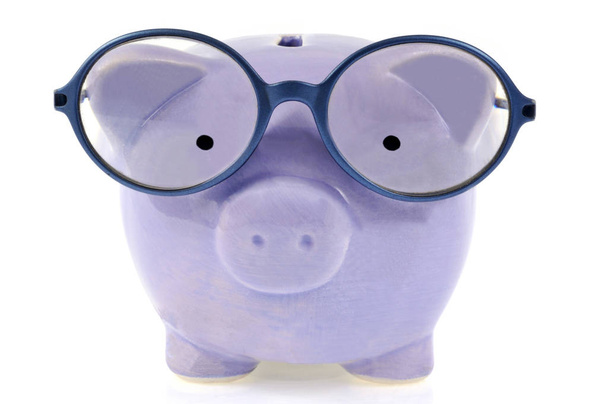 Concepto de banquero con una alcancía con gafas de primer plano sobre un fondo blanco
 - Foto, Imagen