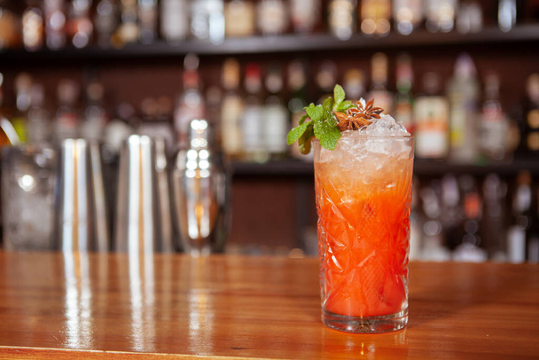 Смачний крижаний коктейль на барній стійці, копіювання простору. алкогольний напій у ресторані
 - Фото, зображення