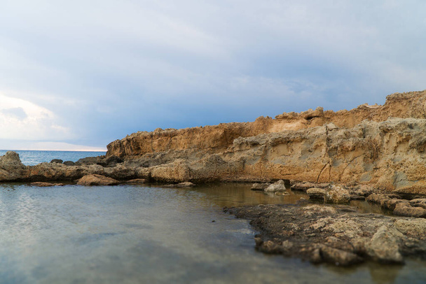 Gyönyörű lávakövek a ciprusi tengerparton. - Fotó, kép