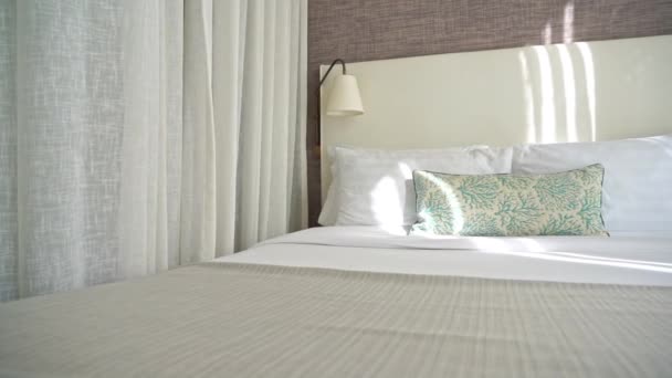 záběry luxusně zařízené ložnice v hotelu - Záběry, video
