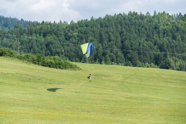 Parapente volando en el aire durante el colorido atardecer. Países Bajos
 - Foto, imagen