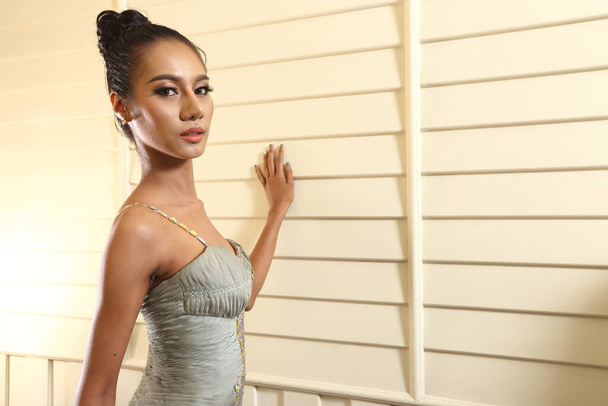 Μπανγκόκ, Ταϊλάνδη - 4 Μαρτίου 2018; Διαγωνισμός Beauty Pageant "Miss Grand Nonthaburi 2018", Contestations were Profile shooting and Vtr in evening dress at Buddy Oriental Hotel, - Φωτογραφία, εικόνα