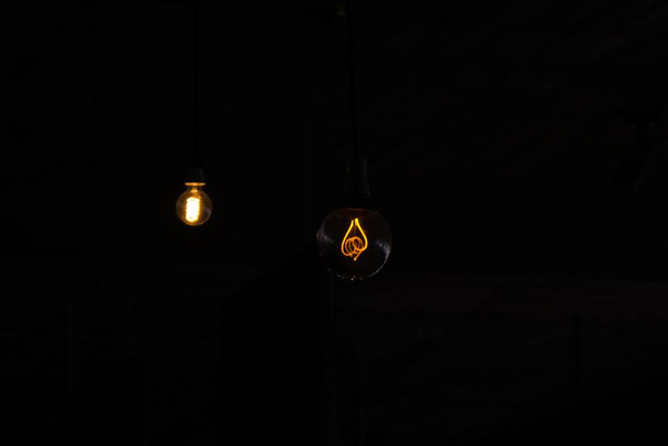 лампочка класса люкс на черном фоне - Фото, изображение