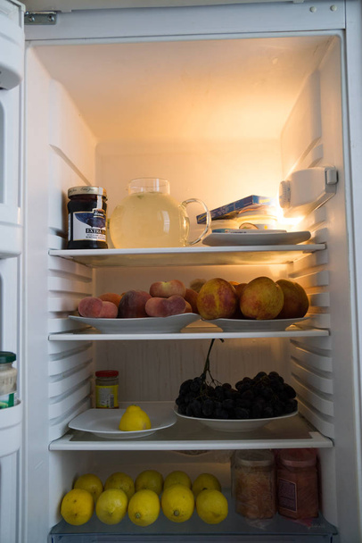 современный холодильник с фруктами и овощами - Фото, изображение