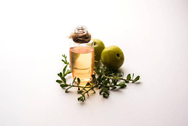 Брахмі Амла Аюрведична олія для волосся з сирою авлою і листям брамхі - Фото, зображення